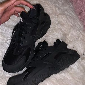 Black nike hurraches size 8.5 in men size !!